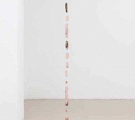 Rometti Costales, "is only a half-hour walk away", 2018, 13 pièces en céramique raku-yaki, montées sur cable, 220 cm Ø 5 cm