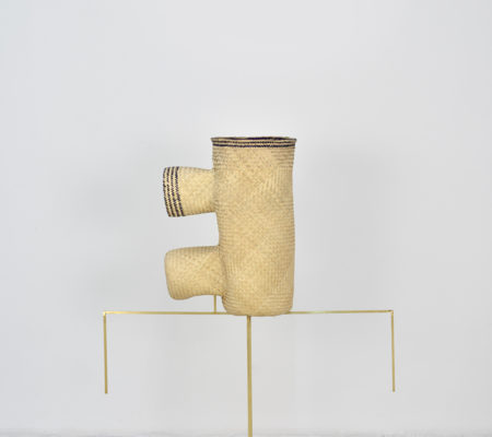 Seulgi Lee, " W / Limp like a telephone, W / Ndanga chica telefono", 2017, palm heart, brass, 51 x 43 x 23 cm - pedestral 50 x 90 cm