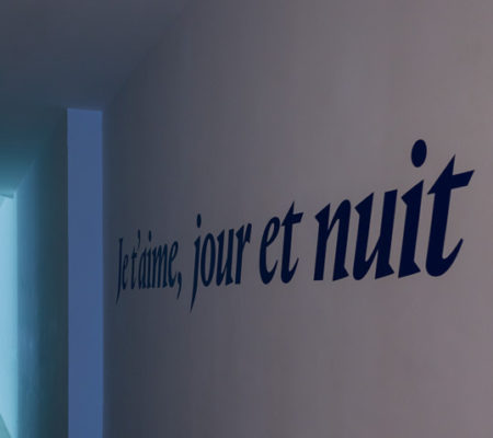 Ange Leccia, "Je t'aime, jour et nuit", 2016, lettres vinyl, longueur 350 cm,