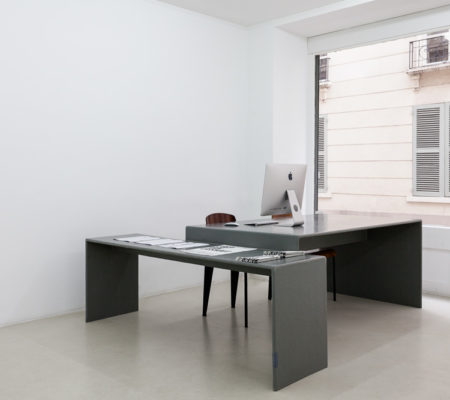 Atelier Van Lieshout, "Bureau", 1990, bois, résine polyester, couleur gris glacé, 180 x 230 x 75 cm