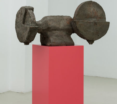 Atelier Van Lieshout, "Grinder", 2015, béton coulé, bois, peinture, 130 x 95 x 40 cm