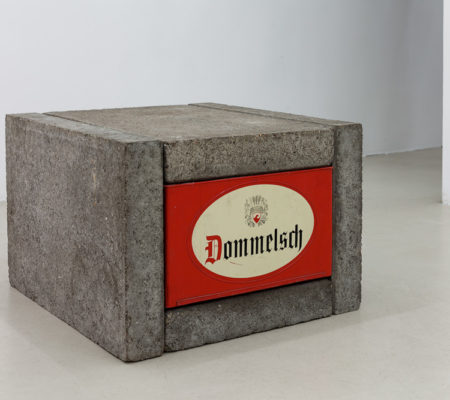 Atelier Van Lieshout, "Untitled (multiple)", 1988, dalles de béton, cartons de bière, bouteille de bière, 40 x 56 x 60 cm