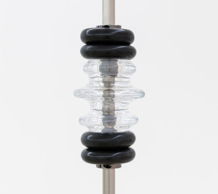 Jennifer Caubet, Espacements - Petit ensemble, 2018-2019, verre soufflé, verre sablé, acier inoxydable, dimensions variables