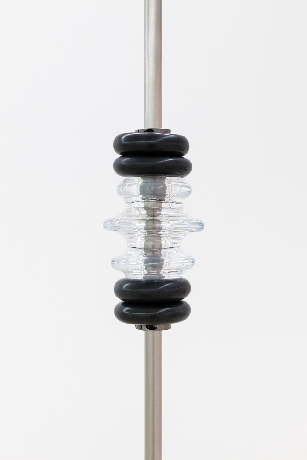 Jennifer Caubet, Espacements - Petit ensemble, 2018-2019, verre soufflé, verre sablé, acier inoxydable, dimensions variables
