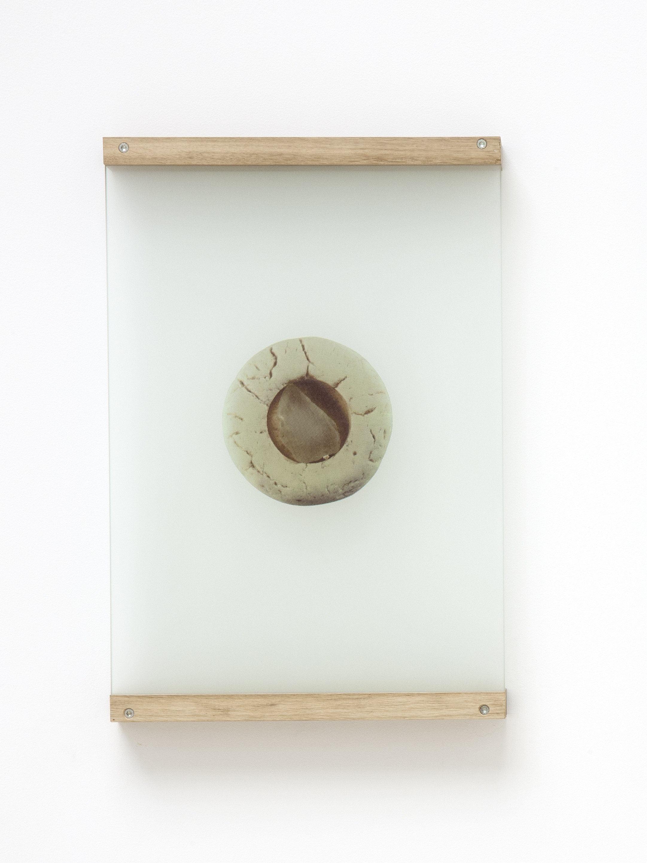 Anne-Charlotte Finel, Sableur, 2019, sérigraphie sur verre sablé (quadrichromie), 55,3 x 40 x 0,6 cm