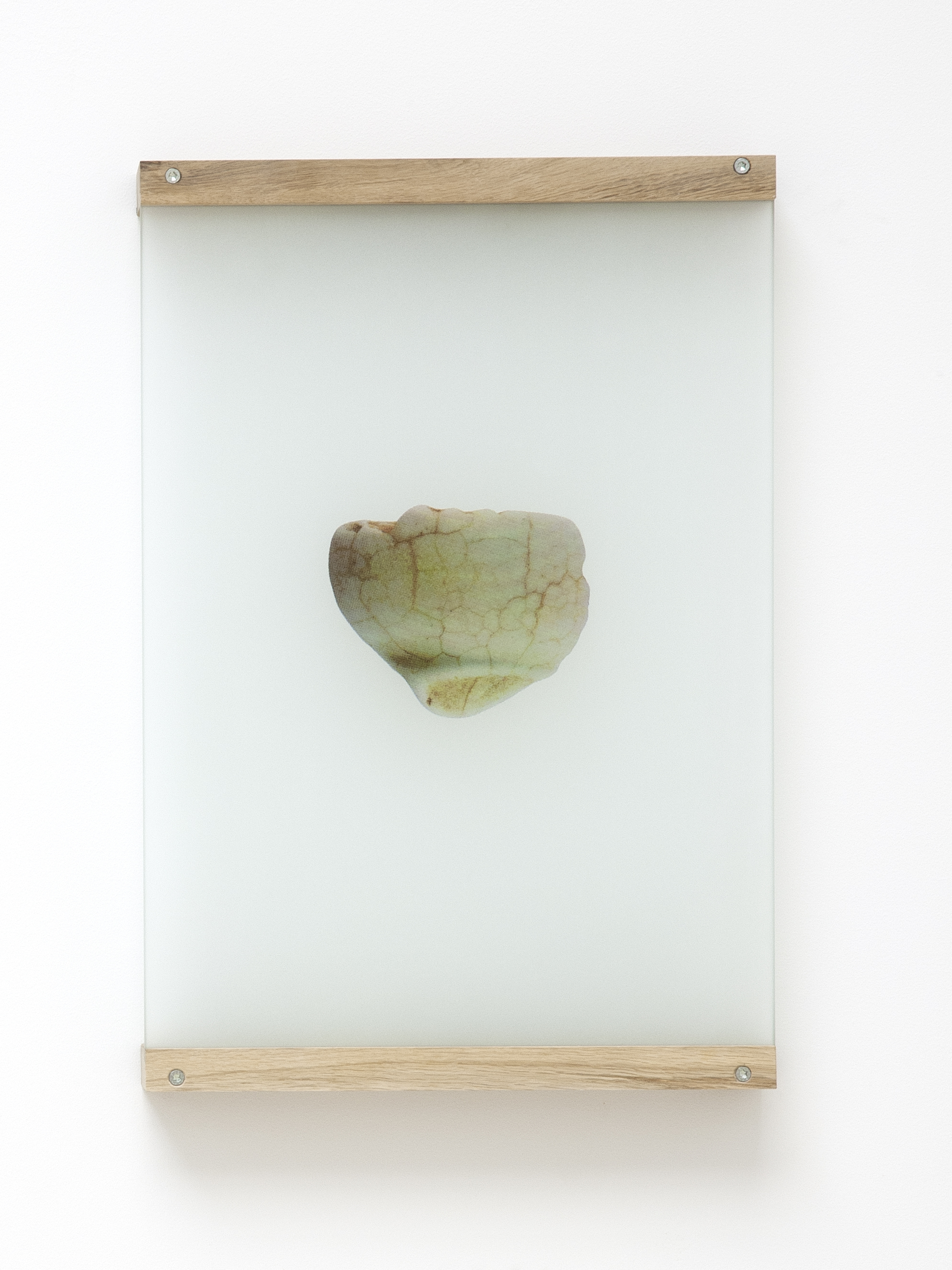 Anne-Charlotte Finel, Sableur, 2019, sérigraphie sur verre sablé (quadrichromie), 55,3 x 40 x 0,6 cm