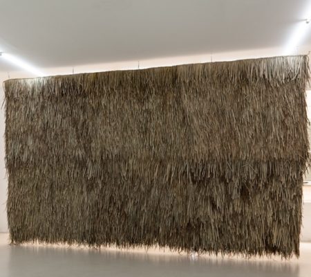 Rometti Costales, "Mur de pluie", 2016, feuilles de palmes tressées, structure en acier, 250 x 420 cm