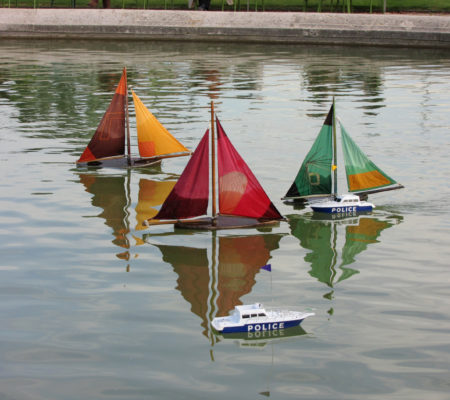 Martin Le Chevallier, "Ocean Shield", 2009, intervention in situ, jardin des Tuileries - galerie Jousse Entreprise