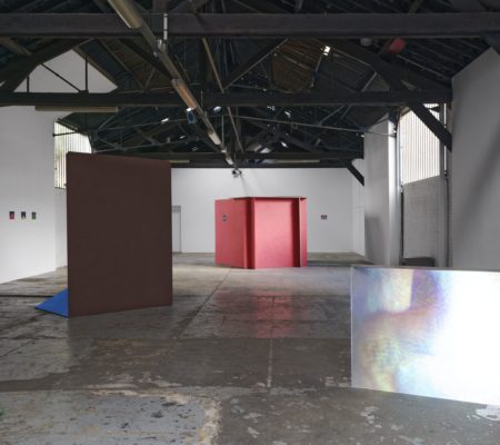 Vue de l’exposition personnelle d’Anne-Charlotte Finel, “Parades”, (18.09 - 07.11.2021), Instants Chavirés, Montreuil. Photo : Aurelien Mole. Courtesy de l’artiste et de la galerie Jousse Entreprise, Paris