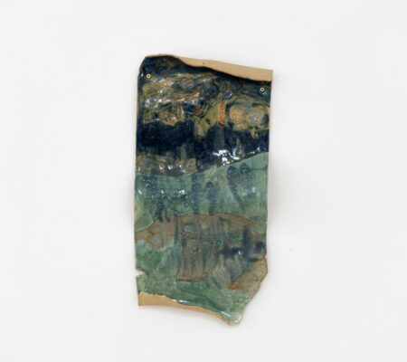 Masha Silchenko, "Car crash", 2024, céramique, émail, 38 x 19 cm - galerie Jousse Entreprise, Paris
